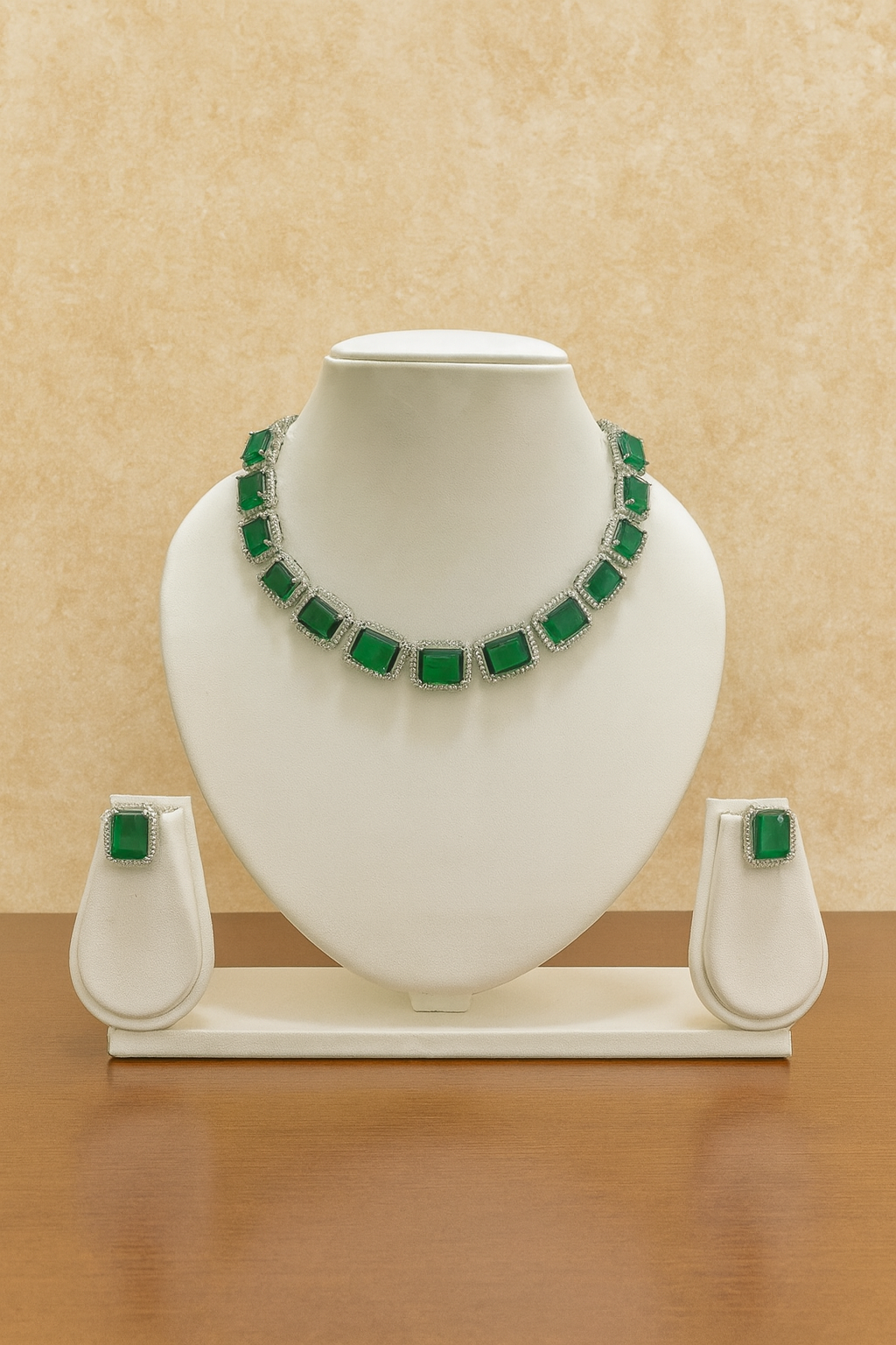 Maaia Set (Necklace with Earrings)